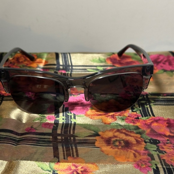 New Tory Burch sunglasses. - Picture 2 of 11